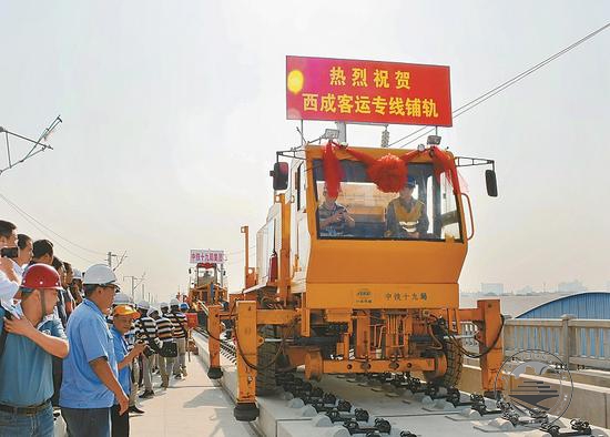 9月1日，铺轨机在西成客专汉江特大桥上进行铺轨作业。新华社发