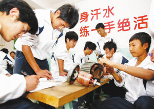 铁路学校：谈我国当前职业教育的现状与未来发展趋势